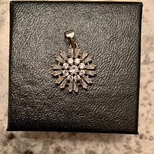 Staver Cluster Snowflake White Stone
Necklace